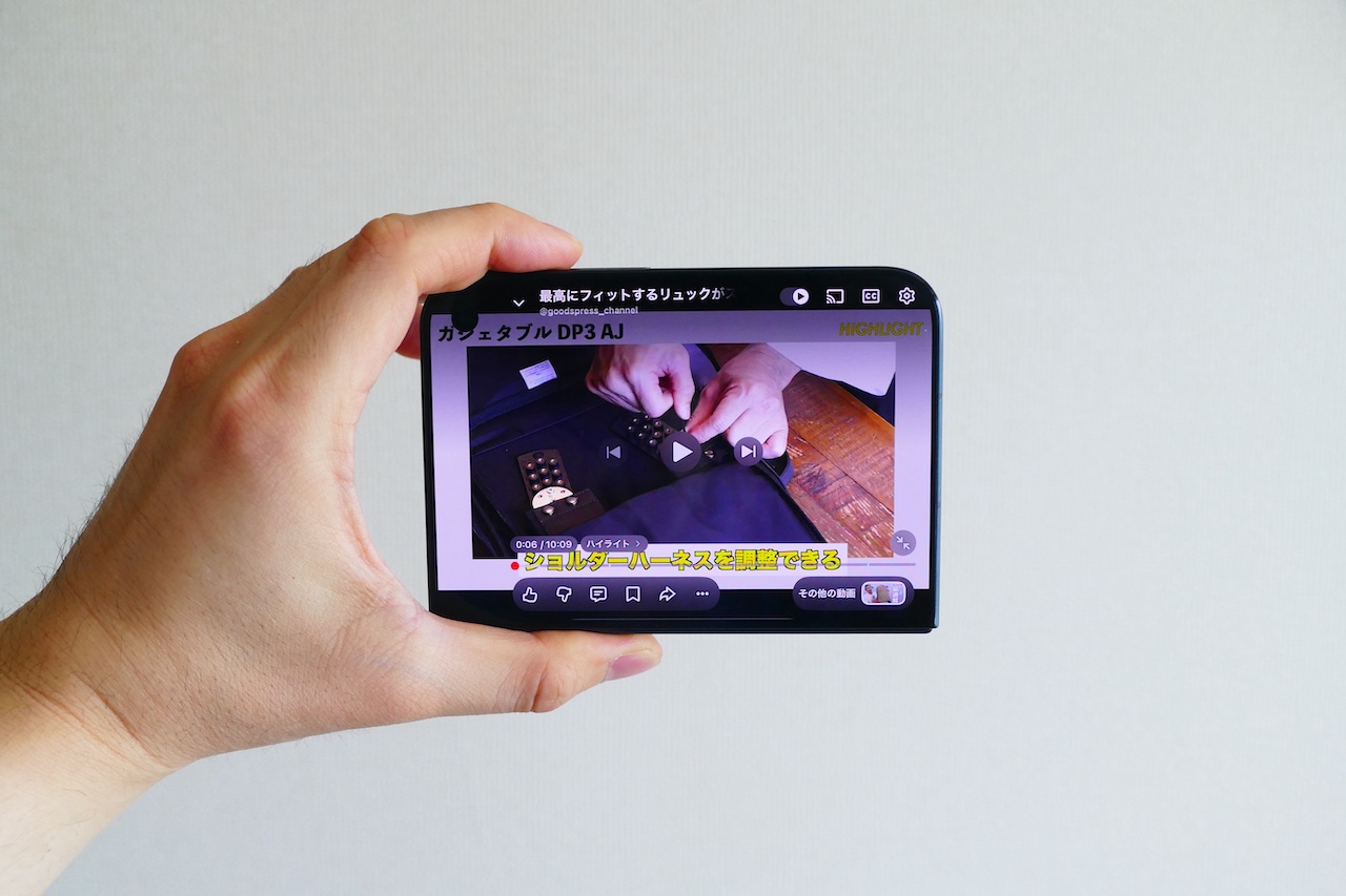 iPhone DuoでYouTubeを再生している様子