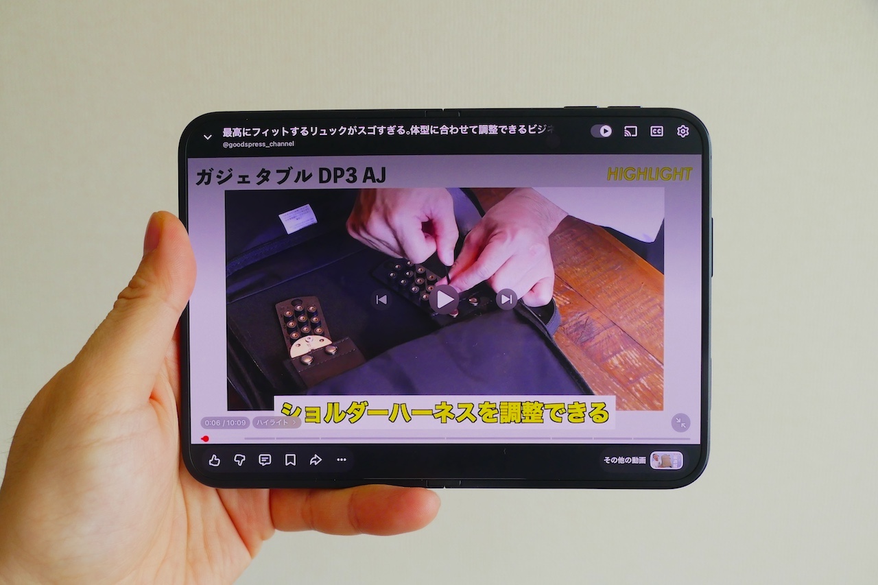 iPhone DuoでYouTubeを再生している様子