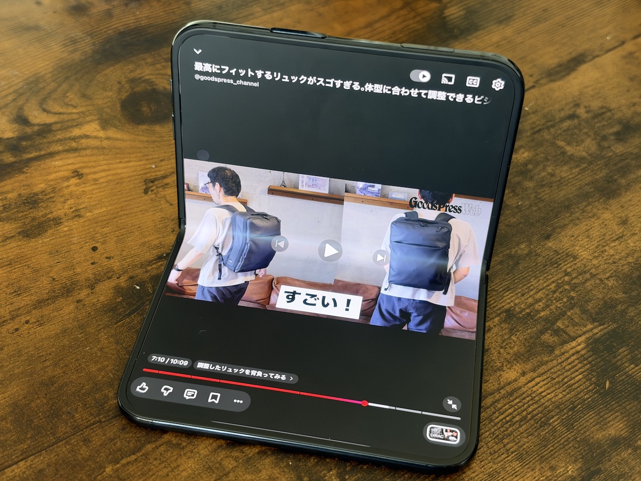 YouTubeを再生しながら縦向きで折り曲げて机に置いた様子