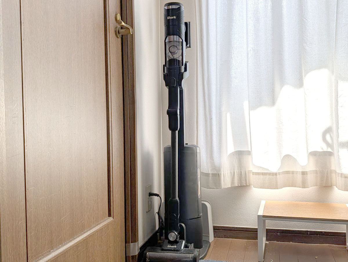 腰が悪い70代の母親にシャークの軽くて良く吸う最新掃除機を使わせてみた